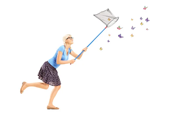 Mujer corriendo y atrapando mariposas — Foto de Stock