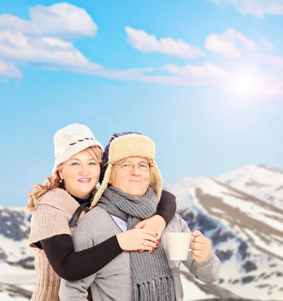 Couple holding cup and posing outside — Stock Photo, Image