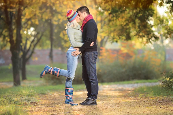 可爱的情侣在公园接吻 — 图库照片