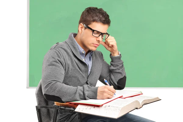 Masculino em pensamentos fazendo um exame — Fotografia de Stock