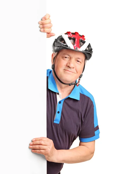 Senior cyklist bär hjälm — Stockfoto