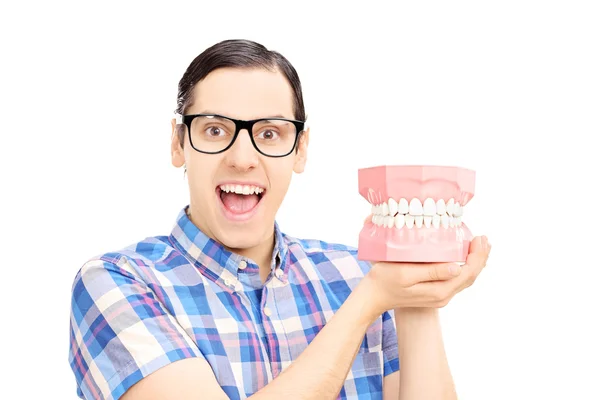 Homem segurando dentaduras — Fotografia de Stock