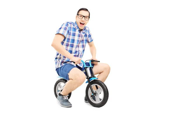 Man paardrijden kleine fiets — Stockfoto