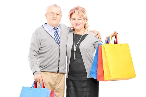 Homem e mulher segurando sacos de compras — Fotografia de Stock