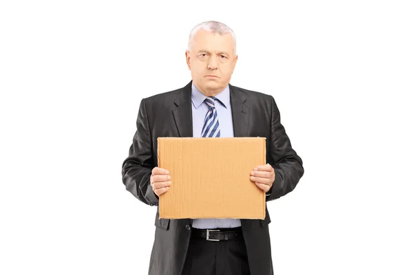 Бизнесмен, держащий картонку — стоковое фото