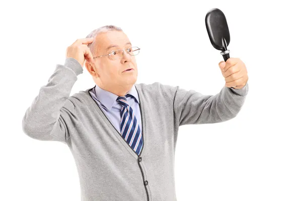 Gentiluomo che controlla i capelli nello specchio — Foto Stock