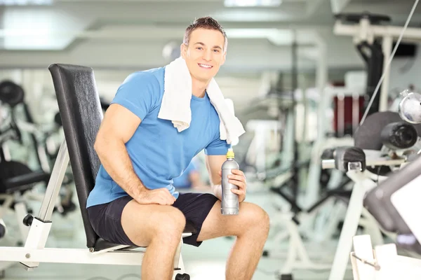 Man on bench drinking water — Stock Photo, Image