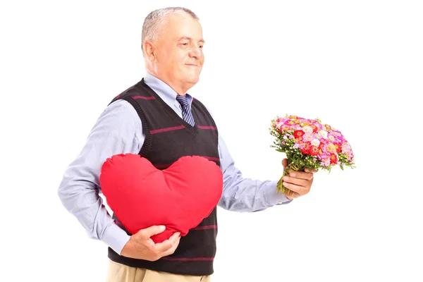 Cavalheiro segurando coração e flores — Fotografia de Stock