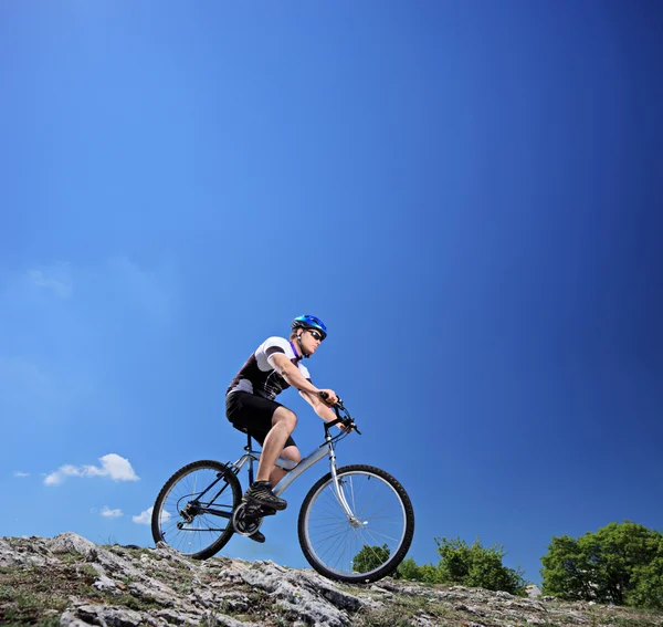 Hombre con bicicleta de montaña —  Fotos de Stock