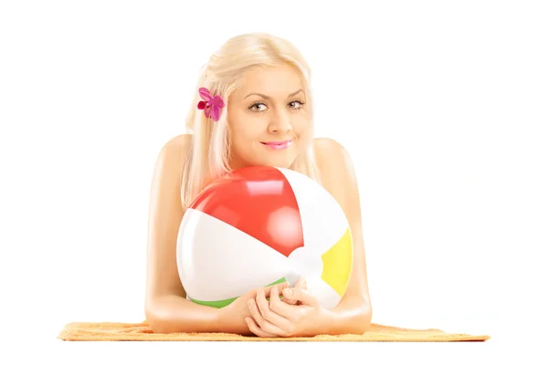 Mujer acostada sobre una toalla cada bola — Foto de Stock