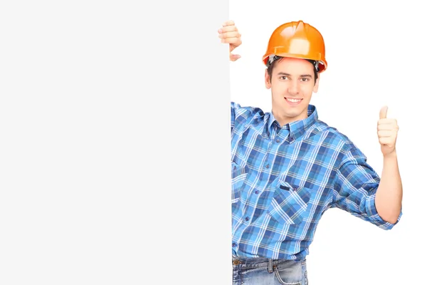 Hombre trabajador dando pulgar hacia arriba —  Fotos de Stock