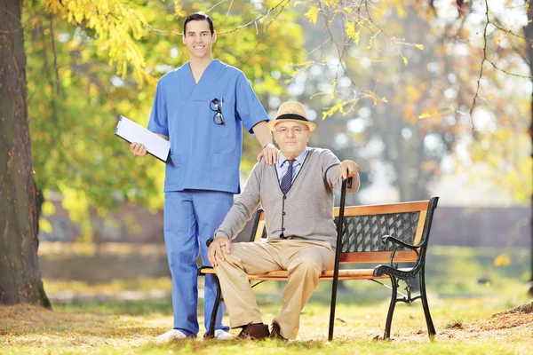 Профессиональное здравоохранение рядом с человеком — стоковое фото
