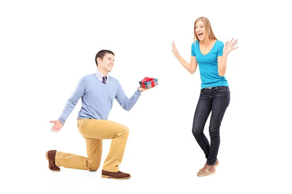 Mann am Knie schenkt Freundin — Stockfoto