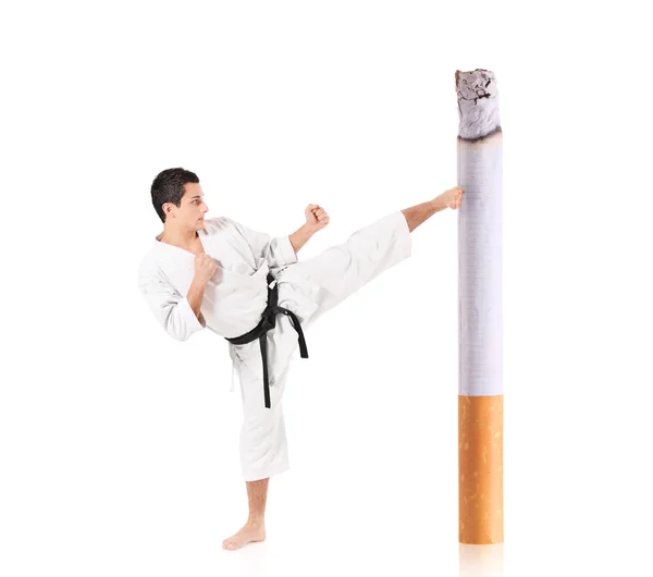 Karate muž udeří cigareta — Stock fotografie