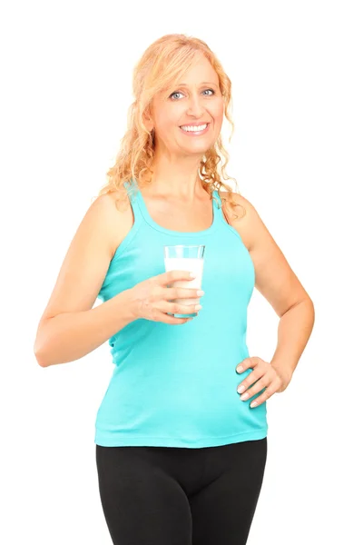 Elinde bir bardak süt tutan kadın — Stok fotoğraf