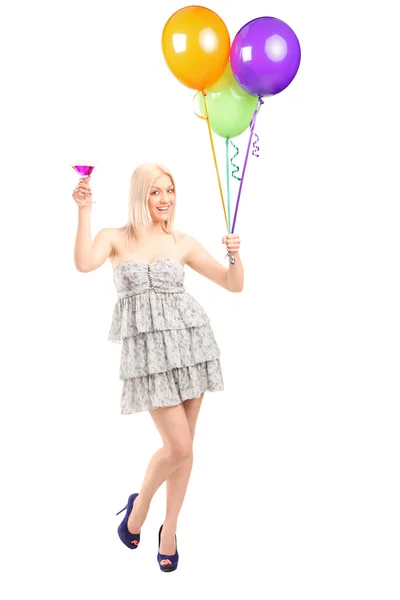 Donna bionda con palloncini in mano — Foto Stock
