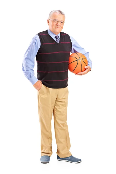 Beyefendi holding basketbol — Stok fotoğraf