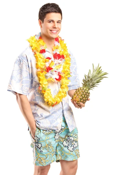 Gülümseyen adam ananas holding — Stok fotoğraf