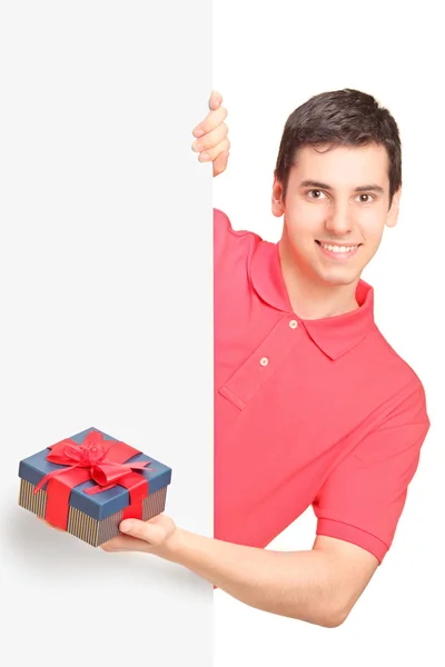Мужчина держит подарок — стоковое фото