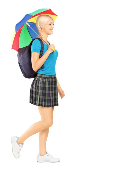 Şemsiye ile sarışın kız öğrenci — Stok fotoğraf