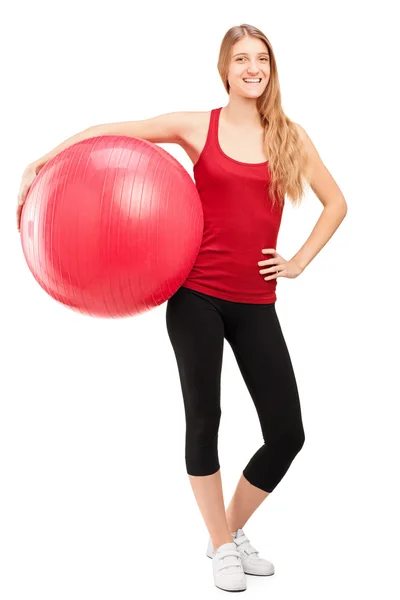 Atleta feminina segurando bola pilates — Fotografia de Stock