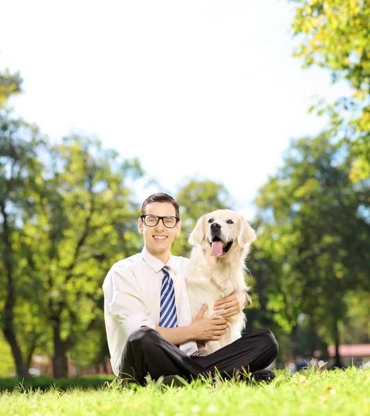 Άνδρας αγκαλιάζει labrador retriever σκύλου — Φωτογραφία Αρχείου