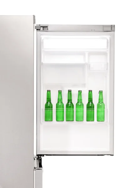 Offener Kühlschrank voller Bierflaschen — Stockfoto