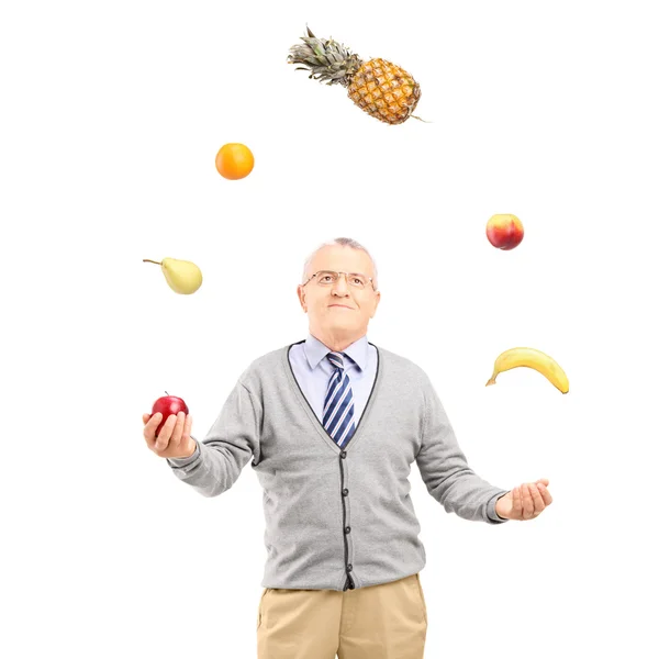 Ώριμος άνδρας juggling φρούτα — Φωτογραφία Αρχείου