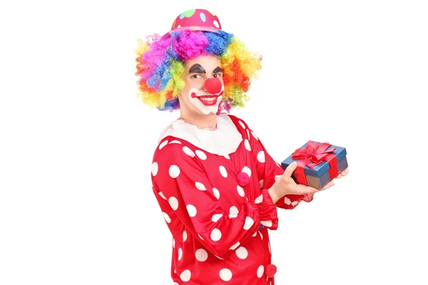 Мужской клоун с подарком — стоковое фото
