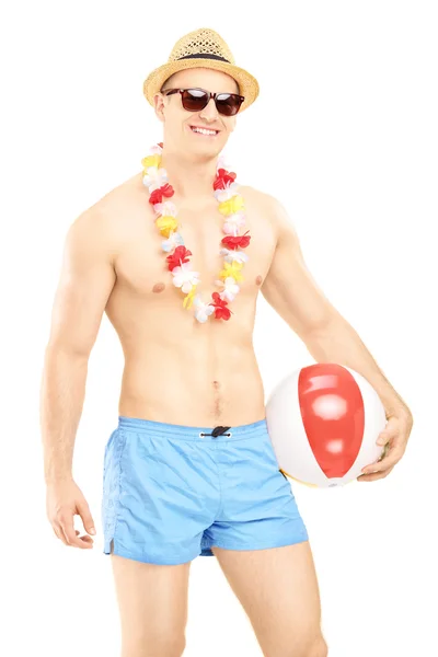 Homem segurando bola de praia — Fotografia de Stock