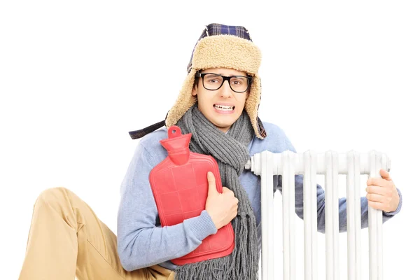 Hombre abrazando radiador — Foto de Stock