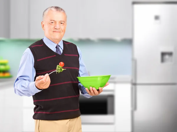 Uomo maturo mangiare insalata — Foto Stock
