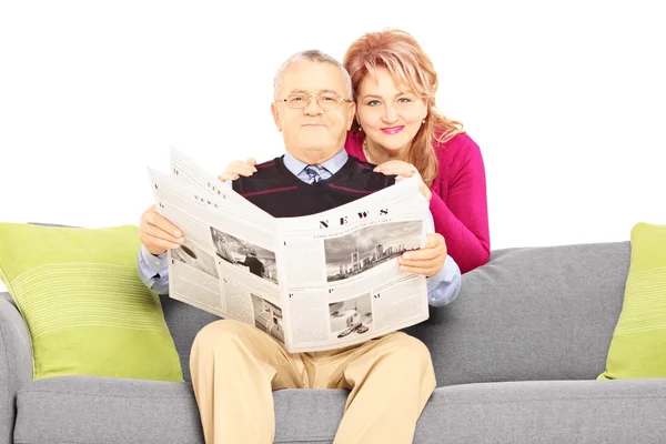 Vrouw haar man knuffelen — Stockfoto