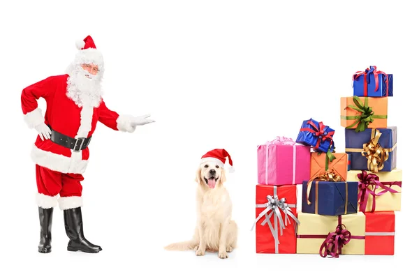 Santa claus następnie stos prezentów — Zdjęcie stockowe