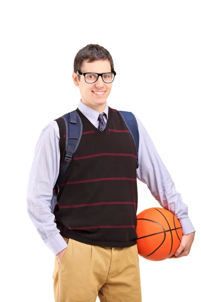 Mannelijke student bedrijf basketbal — Stockfoto