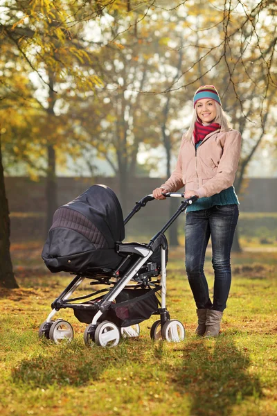 Moeder met kinderwagen — Stockfoto