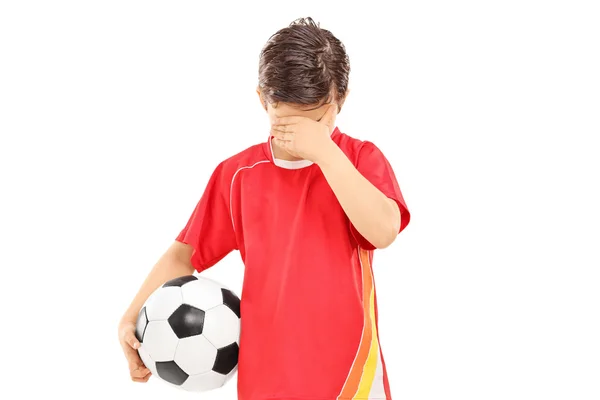 Triste garçon avec ballon de football — Photo
