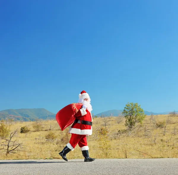 Babbo Natale a piedi su una strada aperta — Foto Stock