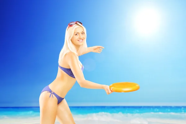 Femmina sorridente che gioca con frisbee — Foto Stock