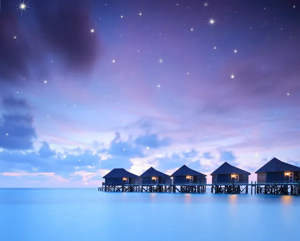 Cielo estrellado sobre casas de campo villa de agua —  Fotos de Stock