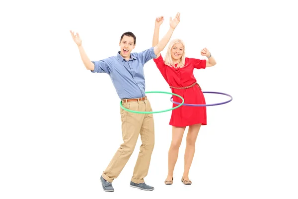 Homem e mulher com hula hoop — Fotografia de Stock