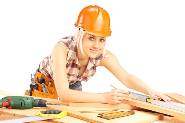 Feminino carpinteiro de trabalho — Fotografia de Stock