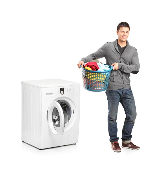 Человек рядом со стиральной машиной — стоковое фото