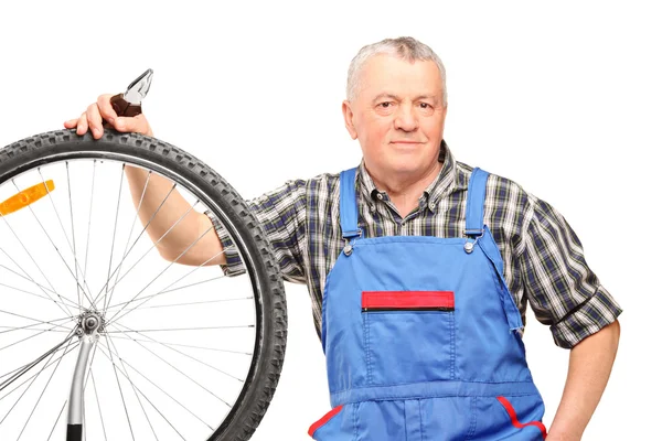 Homme réparer roue de vélo — Photo