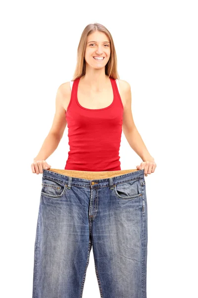 Weibchen zeigt alte Jeans — Stockfoto