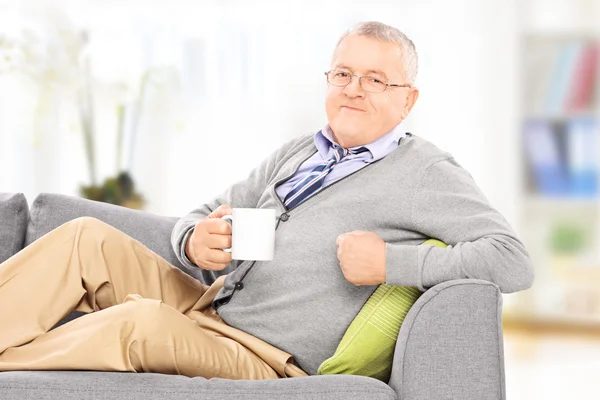 Gentleman koffie drinken op sofa — Stockfoto