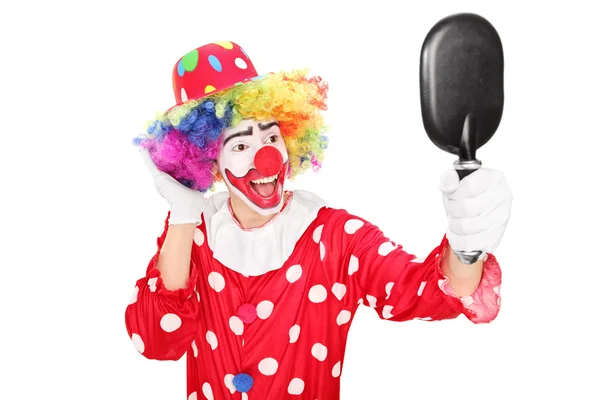 Clown maschio guardando in uno specchio — Foto Stock