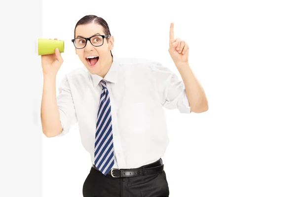 Man luisteren door de muur — Stockfoto