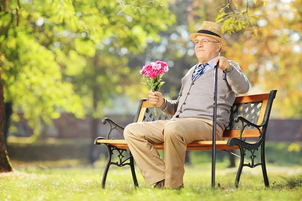 Senior gentleman met bos van bloemen — Stockfoto