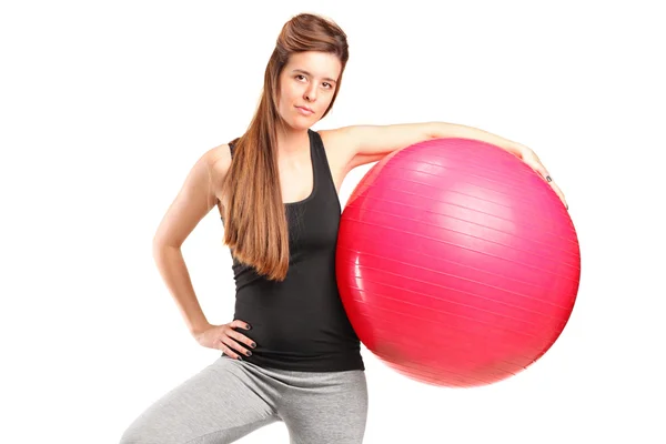 Kobieta trzyma piłka fitness — Zdjęcie stockowe